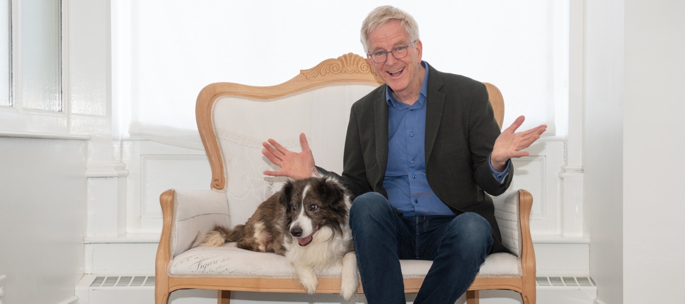Nino and Rick Steves on the couch at the Home For Life Gala 2025
